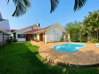 Fachada de casa com jardim e piscina em Lajeado, Brasil.