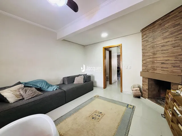 Sala de estar com sofá e piso de cerâmica em um imóvel no Brasil.