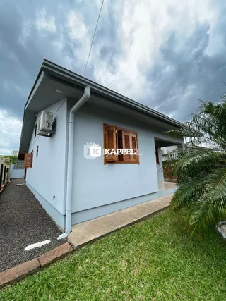 Fachada externa de uma residência em Lajeado, Brasil, com jardim gramado na frente.