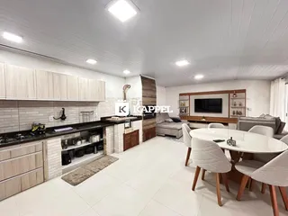 Foto de uma sala de estar com cozinha e área de jantar em um imóvel.