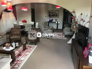 Sala de estar com sofá e mesa de centro em um apartamento.