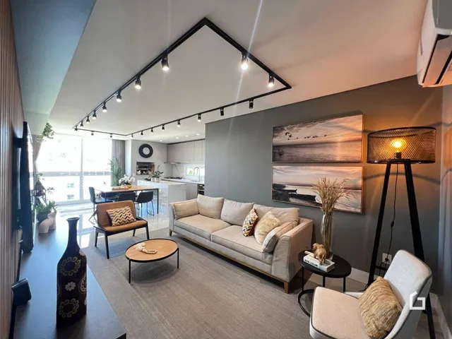 Sala de estar ampla com sofá e decoração moderna.