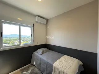 Quarto com vista para a paisagem através da janela.