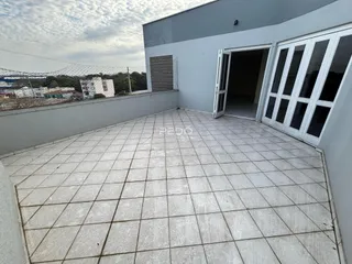 Vista da área externa pavimentada de um imóvel em Lajeado, Brasil.