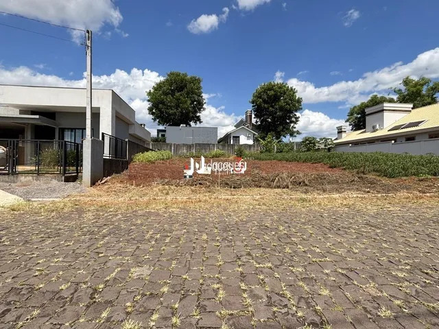 Vista externa de uma propriedade com terreno em primeiro plano.