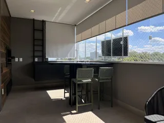 Interior de uma sala com grande janela e área de refeição em Lajeado.