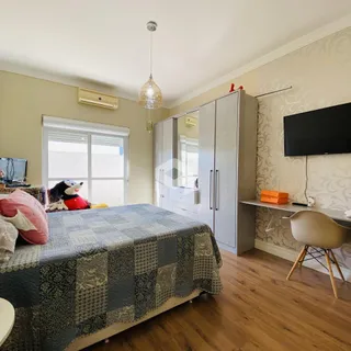 Foto de um quarto com cama e armário em um imóvel.