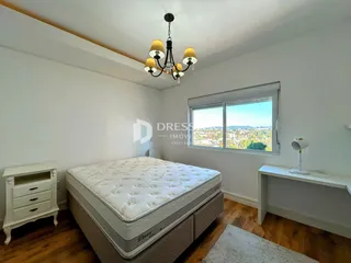 Quarto com cama e janela em um imóvel no Brasil.