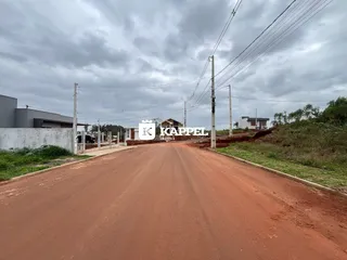 Vista de uma estrada de terra vermelha em Lajeado, Brasil.