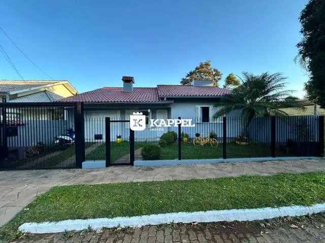 Foto da fachada de uma residência em Lajeado, Brasil, com cerca e jardim.