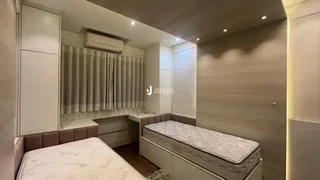 Quarto com cama e armários em um ambiente moderno.