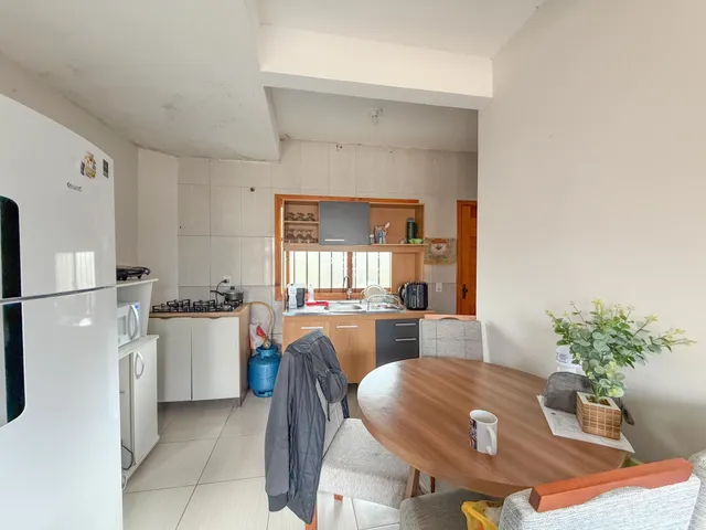 Ambiente de sala de estar e cozinha em um imóvel no Brasil.