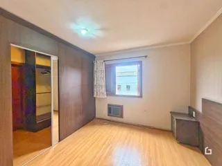 Sala de estar com piso de madeira clara.