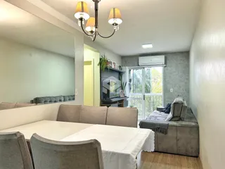 Sala de estar com sofá e mesa de jantar em um imóvel no Brasil.