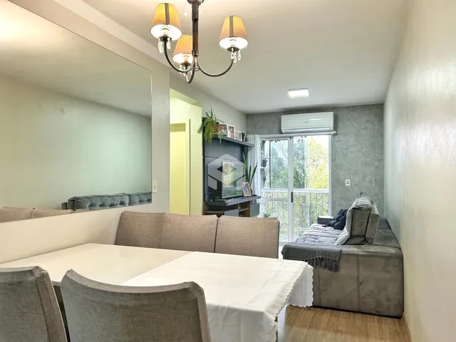 Sala de estar com sofá e mesa de jantar em um imóvel no Brasil.