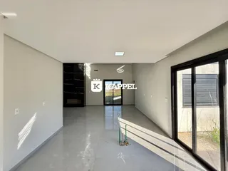 Ambiente interno amplo com piso de concreto polido e iluminação clara.