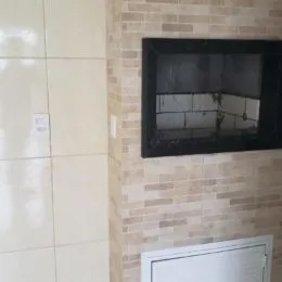 Parede interna com revestimento de azulejos claros.