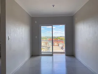 Hall de entrada com vista para a paisagem urbana da cidade.
