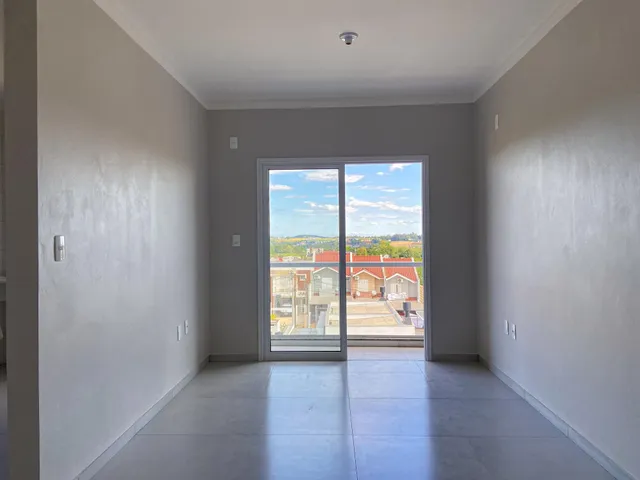 Hall de entrada com vista para a paisagem urbana da cidade.