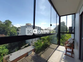 Vista externa da propriedade mostrando vegetação e paisagem.