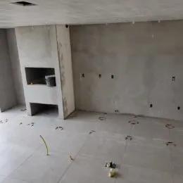 Ambiente interno com paredes lisas e piso claro.