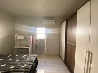Quarto interno com cama e armário em um imóvel.