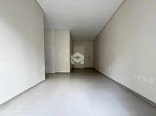 Corredor interno de uma residência com piso de cerâmica.