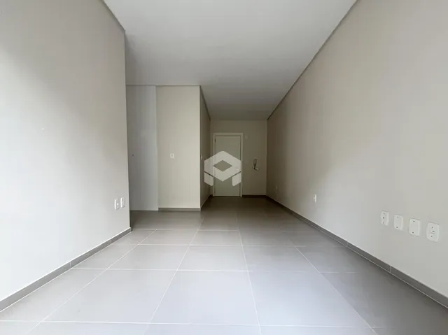 Corredor interno de uma residência com piso de cerâmica.