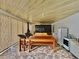 Foto de uma sala de estar com piso de cerâmica e móveis de madeira.