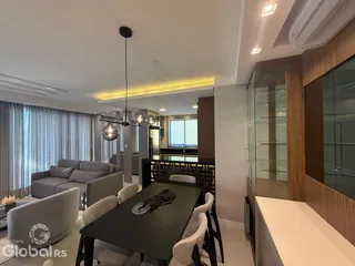 Sala de estar e jantar moderna com decoração contemporânea em um apartamento.