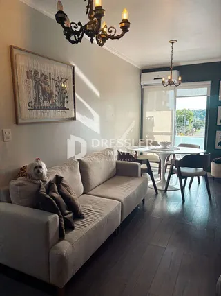 Sala de estar com sofá e decoração de parede em um imóvel no Brasil.