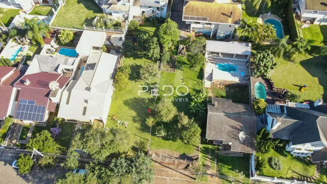 Vista aérea de uma propriedade residencial em Lajeado, Brasil, mostrando o quintal e a piscina.