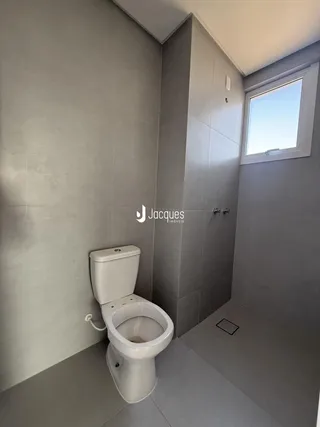 Interior de um banheiro moderno com revestimento de cerâmica.