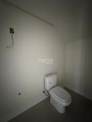 Foto de um banheiro interno com vaso sanitário branco.