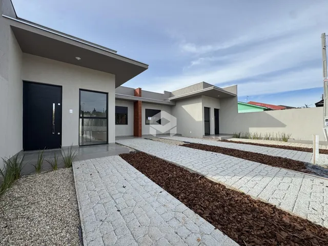 Fachada moderna de uma residência em Lajeado, Brasil com calçadas de pedras.