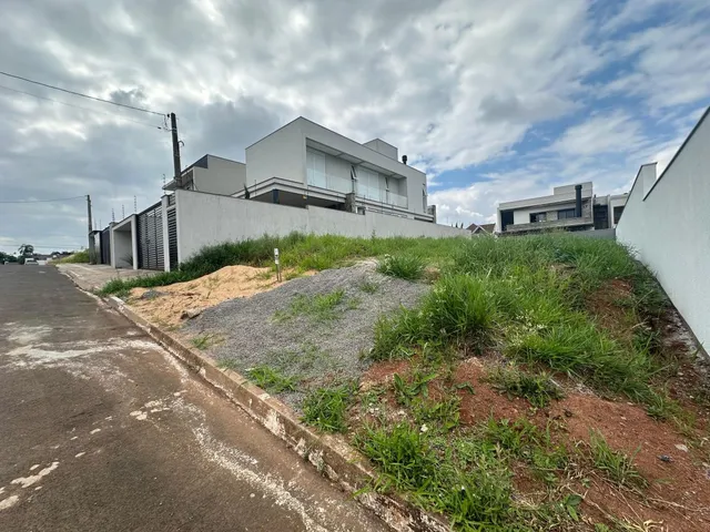Fachada de uma residência moderna com área externa com vegetação em Lajeado.