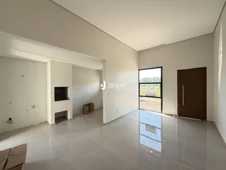 Vista interna de uma sala ampla com piso de cerâmica clara.