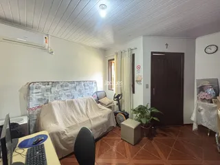 Quarto com piso de madeira e parede branca em imóvel no Brasil.