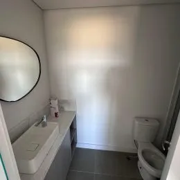 Um banheiro interno com pia e vaso sanitário é mostrado na foto.
