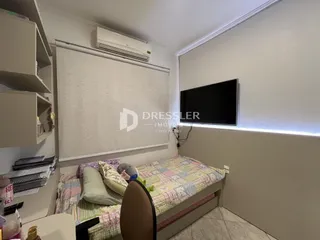 Quarto interno com cama e ar condicionado instalado.