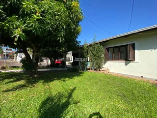 Vista da fachada de uma residência com jardim verde em Lajeado, Brasil.