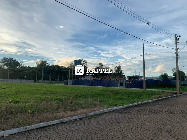 Vista externa de um campo gramado adjacente à propriedade.