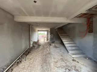 Corredor interno de uma residência em construção.