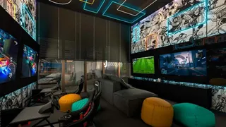 Sala de estar moderna com grandes janelas.