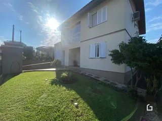 Fachada de uma casa em Lajeado, Brasil com jardim gramado.