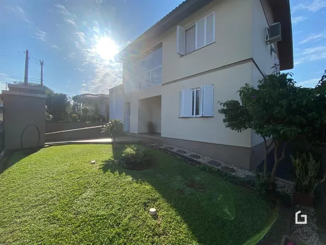 Fachada de uma casa em Lajeado, Brasil com jardim gramado.