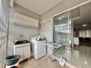 Imagem de um ambiente interno com pia e porta de vidro.