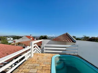 Vista da varanda com piscina e telhado de telhas no imóvel em Lajeado.