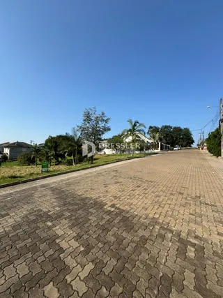 A fachada de uma residência em Lajeado, Brasil, é vista ao longo da rua.