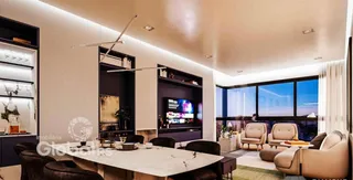 Sala de estar moderna com grandes janelas que oferecem uma vista noturna.